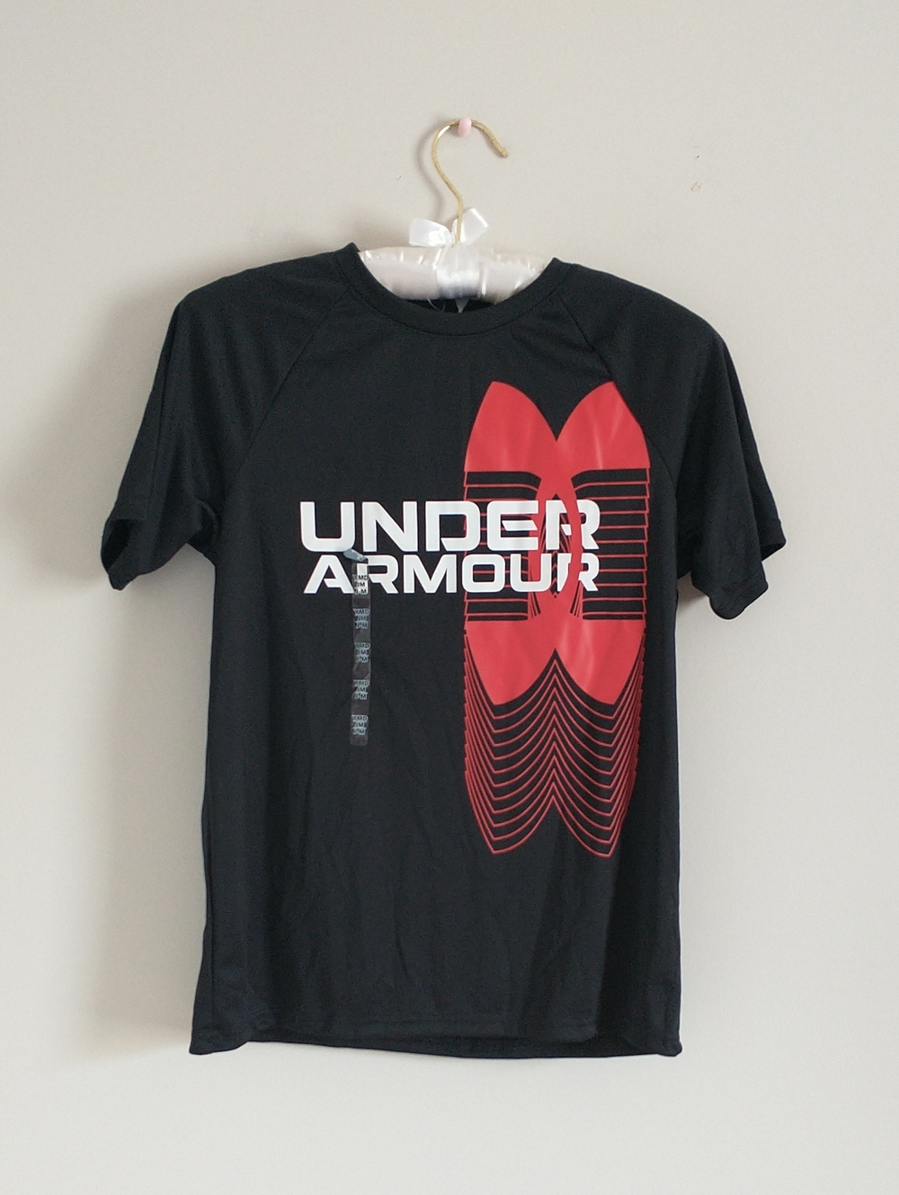 NEW Under Armour Kids Black T-Shirt with Red Graphic Logo. SIZE JM